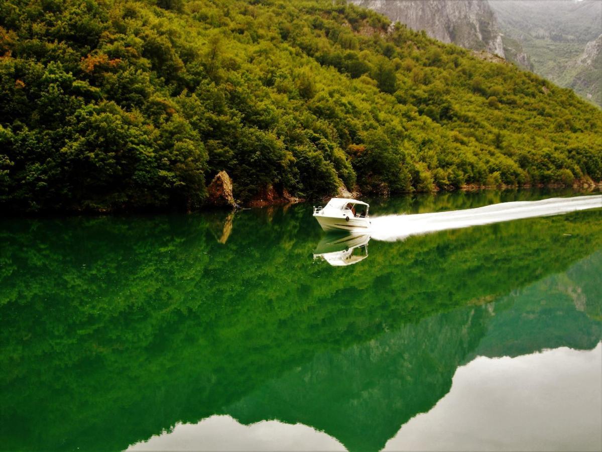 Rozafa Ferry & Accommodation Koman Екстериор снимка